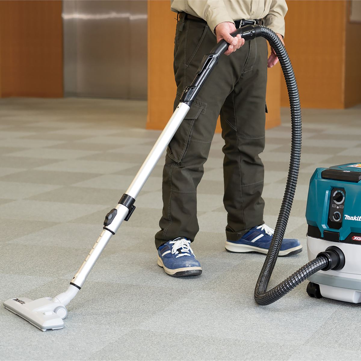 Makita VC001GLZ 40Vmax XGT Brushless Dust Extractor With 1 x 8.0Ah Battery & Charger